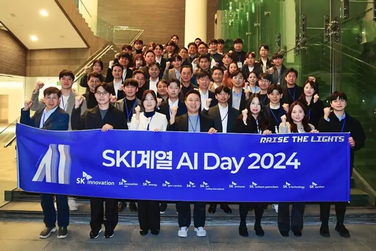 SK이노베이션 계열 경영진과 ‘2024 스카이데이’ 참석자들이 함께 기념 촬영을 하고 있다.