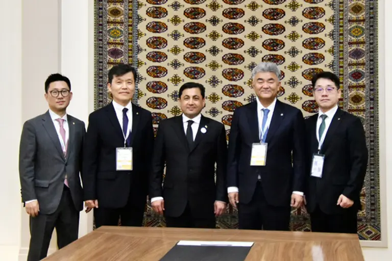 대우건설 정원주 회장이 투르크메니스탄 아쉬하바트에서 개최된 CIET2024 컨퍼런스에 참석해 바이무랏 안나맘메도브 부총리와 면담을 나눴다. (사진제공=대우건설)