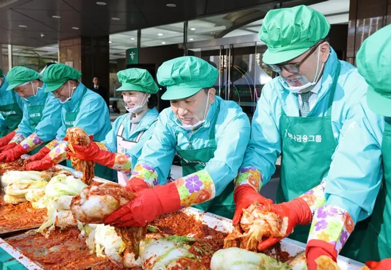 함영주 하나금융그룹 회장(왼쪽 네 번째)이 11일 서울 명동 사옥 앞에서 열린 