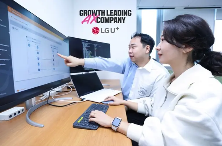 LG유플러스 직원이 차세대 네트워크 기술을 연구하는 모습.