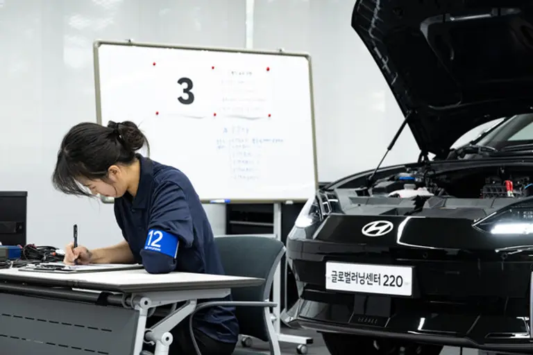  ‘2024 그랜드마스터 인증 평가’에 응시한 최우수 엔지니어가 현대차 천안 글로벌러닝센터에서 2차 실기 시험을 치르고 있다. 