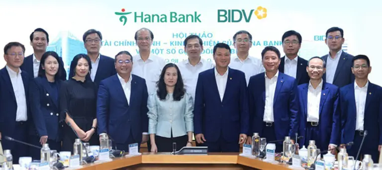 하나은행 하나금융연구소는 지난 11일 베트남 하노이 호안끼엠 소재 BIDV 본점에서 BIDV 연구원과 ‘그린 파이낸스’를 주제로 공동 컨퍼런스를 개최했다. 이날 컨퍼런스에 고영렬 하나금융그룹 부사장(앞줄 왼쪽 네 번째), 정희수 하나금융연구소장(앞줄 왼쪽 첫 번째), 레 응옥 람 BIDV 행장(앞줄 오른쪽 네 번째), 껀 반 륵 BIDV 연구원장(앞줄 오른쪽 두 번째)이 참석했다. [출처: 하나은행]