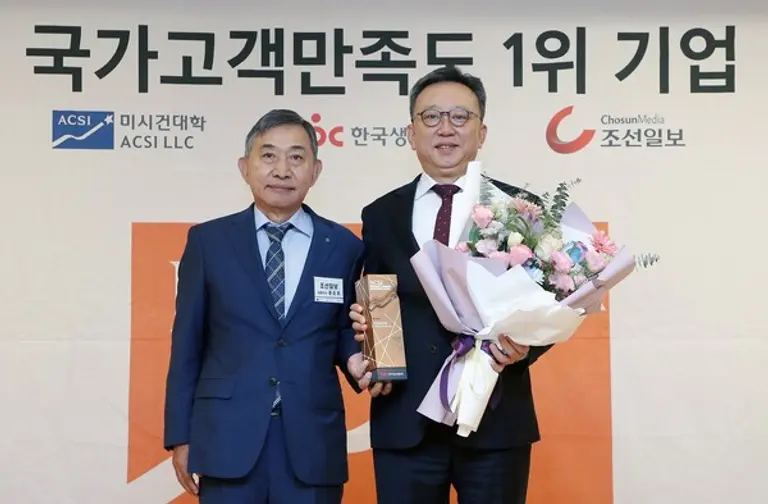 서울 중구 롯데호텔에서 열린 2024년 국가고객만족도(NCSI) 1위 기업 인증식에서 정상혁 신한은행장(오른쪽)과 조선일보 홍준호 대표이사가 기념사진을 촬영했다. [출처: 신한은행]