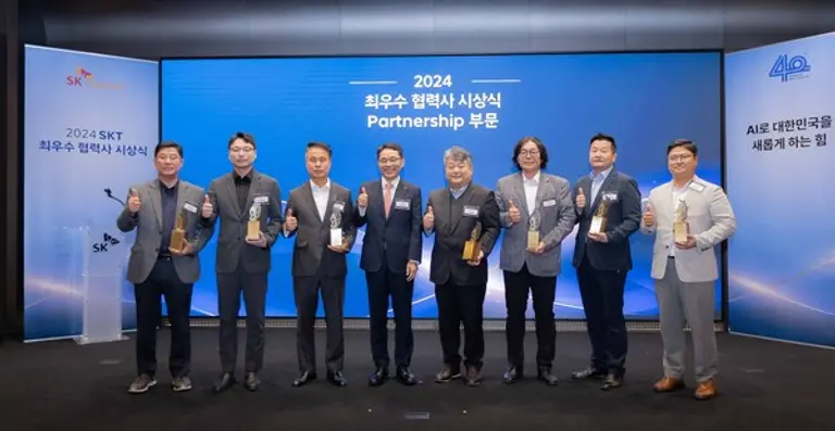 SKT 김양섭 CFO(왼쪽에서 4번째)가 파트너십 부문 수상 기업 대표들과 함께 기념 촬영을 하고 있는 모습.