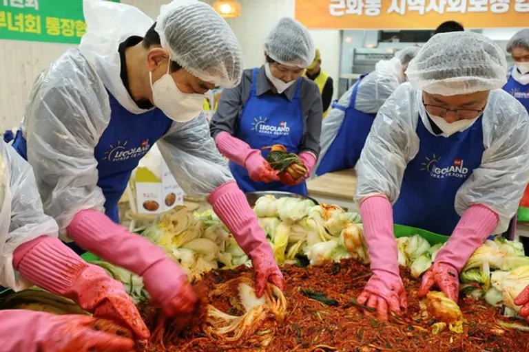 레고랜드가 지역 소외계층에게 김치를 전달하기 위한 ‘따뜻한 겨울나기 사랑의 김장나눔’ 봉사활동을 실시했다.