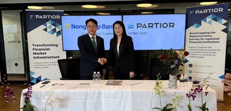 NH농협은행 이석용 은행장(왼쪽)과 파티오르의 스텔라 림 최고영업책임자(CCO)가 12일 싱가포르에 있는 파티오르 본사에서 외화송금 협력을 위한 업무협약을 체결했다. [출처: NH농협은행] 