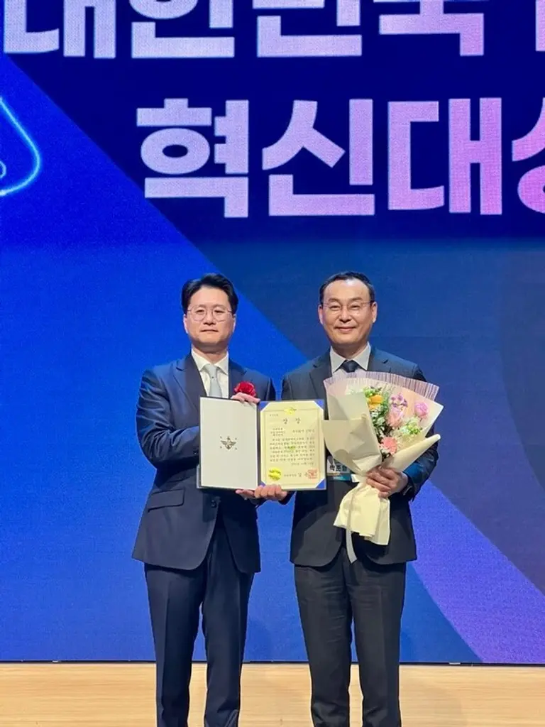인피닉 박준형 대표(오른쪽)가 이정훈 한국IT서비스학회장과 ‘2024 대한민국 IT서비스 혁신대상’ 수상 기념사진을 촬영하고 있다.(사진제공=인피닉)