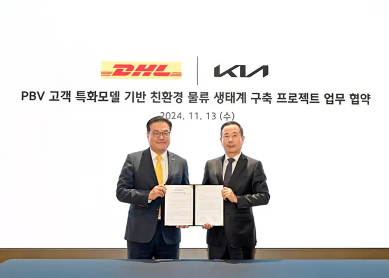 DHL 코리아 한지헌 대표(왼쪽)와 기아 국내사업본부장 정원정 부사장