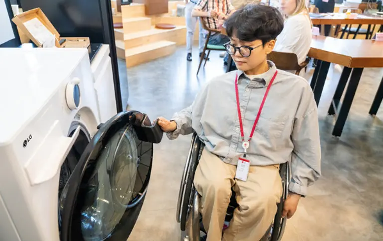 LG전자는 가전을 손쉽게 사용하도록 돕는 보조 액세서리 