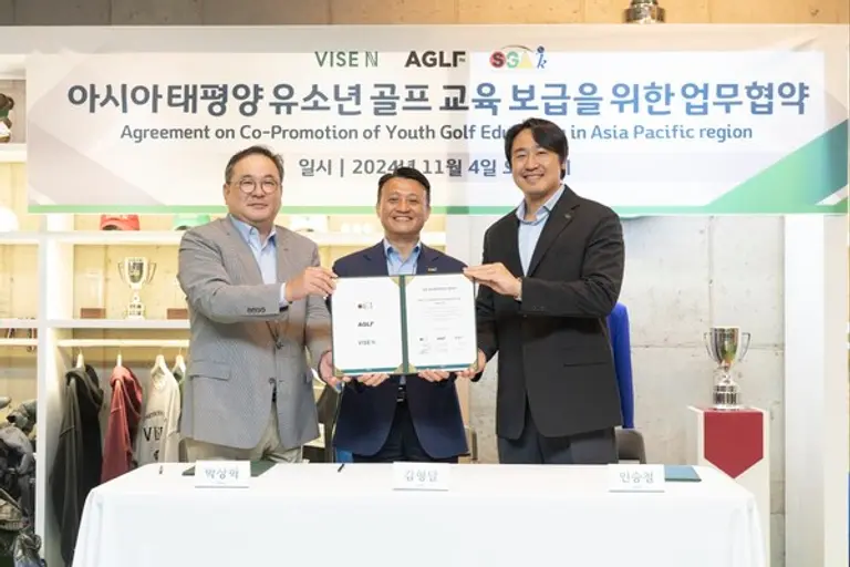 (왼쪽부터) AGLF 박폴 사무총장, 사단법인 한국스내그골프협회 김형달 회장, 주식회사 바이스앤 인승철 전무가 업무 협약을 맺고 기념촬영을 하고 있다. (사진제공=AGLF)