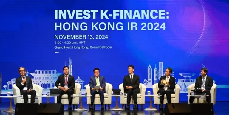 진옥동 신한금융 회장이 지난 12일부터 사흘간 홍콩 투자설명회 ‘인베스트 K-파이낸스’에 참석했다. 왼쪽부터 이수용 칼라일 아태지역 대표, 김성환 한국투자증권 대표이사, 함영주 하나금융그룹 회장, 이복현 금융감독원장, 진옥동 신한금융그룹 회장, 원종규 코리안리재보험 대표이사다. [출처: 신한금융그룹]