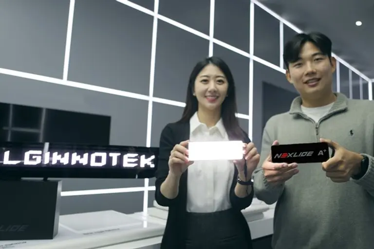 G이노텍 직원들이 차량 전방용 조명 모듈 