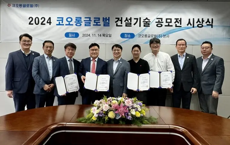 (왼쪽부터)코오롱글로벌 김동헌 상무, 김일호 상무, 영신디엔씨 이대식 전무, 엘디티 정채천 사장, 코오롱글로벌 김정일 대표이사, 파이네코 박준우 사장, 창소프트아이앤아이 김은석 사장, 코오롱글로벌 박문희 부사장, 배성용 상무