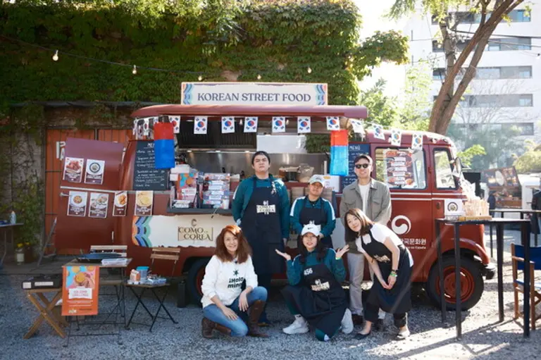  * 올라미나는 스페인 팔로알토 마켓에서 주스페인한국문화원과 함께 ‘K푸드 트럭’ 이벤트를 진행했다. 손미나 대표(가장 왼쪽)와 주스페인한국문화원 관계자, 스페인 거주 한국인 요리학교 재학생의 모습. 사진=올라미나 제공