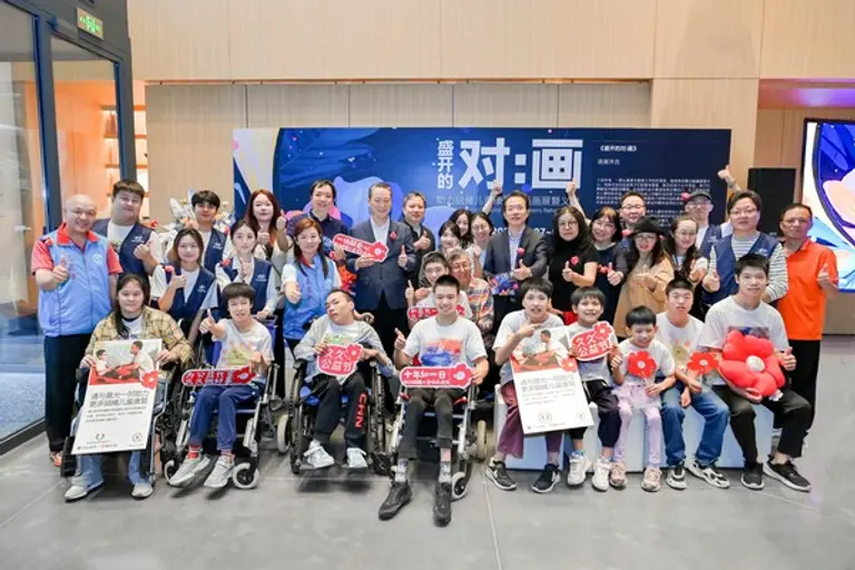 올해 9월 현대차가 현대모터스튜디오 베이징에서 진행한 ‘뇌성마비 어린이 그림 전시회 및 바자회’에서 참가자들과 함께 촬영한 기념 사진.