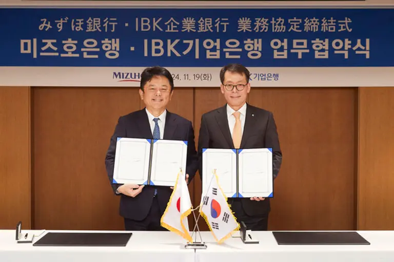 김성태 IBK기업은행장(오른쪽)과 카토 마사히코(Kato Masahiko) 미즈호은행장이 지난 19일 서울 중구 을지로 기업은행 본점에서 업무협약을 체결했다. [출처: IBK기업은행]