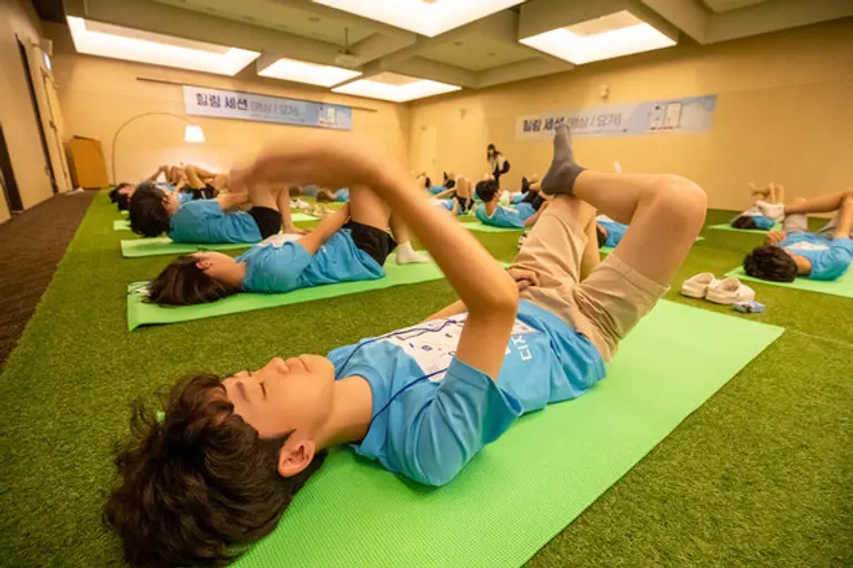 지난 8월 KT가 디지털 시민 프로젝트 활동으로 개최한 ‘디지털 디톡스 캠프’에 학생들이 참여하는 모습