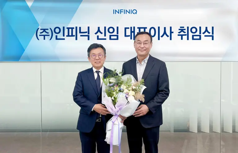 최철규 신임 각자대표이사(왼쪽)가 취임식에서 박준형와 기념사진을 촬영하고 있다. (사진제공=인피닉)