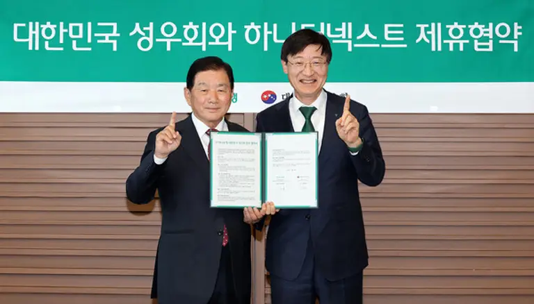 이승열 하나은행장(오른쪽)은 지난 21일 서울 을지로 본점에서 임충빈 성우회 회장과 업무협약을 체결하고, 성우회 회원을 대상으로 하나금융그룹의 ‘하나 더 넥스트’ 시니어 특화 서비스를 제공하기로 했다. [출처: 하나은행]