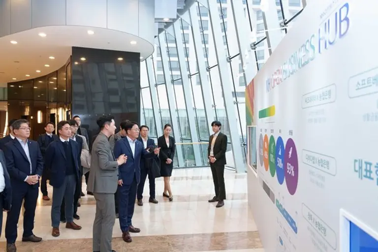 NH농협은행 이석용 은행장(가운데)을 비롯한 임직원이 지난 21일 서울 서대문구 스위스 그랜드호텔에서 열린 