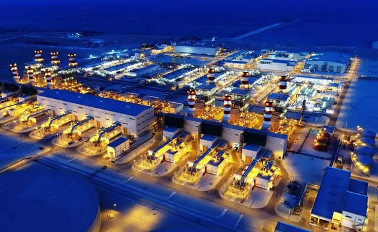 카타르 라스 아부 폰타스 담수·발전 복합 발전소 야경 [출처: 우리은행]