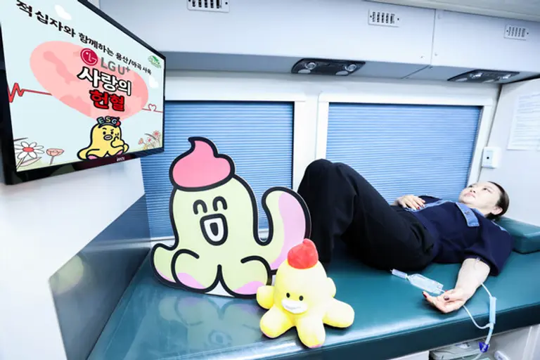 LG유플러스 용산사옥에서 직원이 대한적십자사 헌혈버스에 누워 채혈하고 있는 모습.