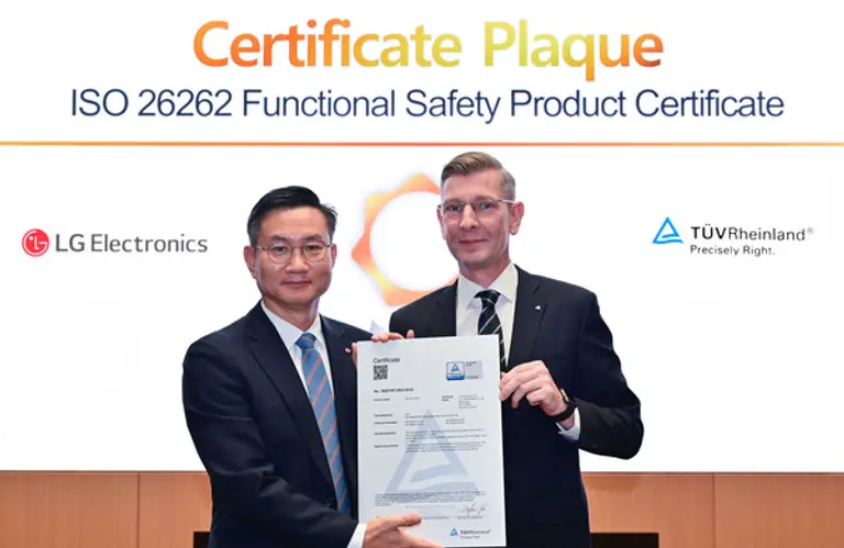LG전자 CTO부문 김진경 SoC센터장(왼쪽)이 TUV 라인란드 코리아 프랭크 주트너(Frank Juettner) 대표