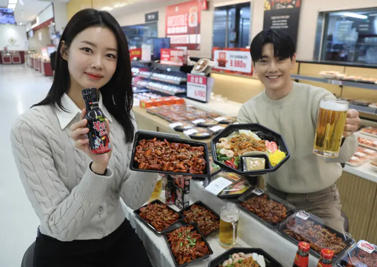 이마트 용산점에서 모델들이 