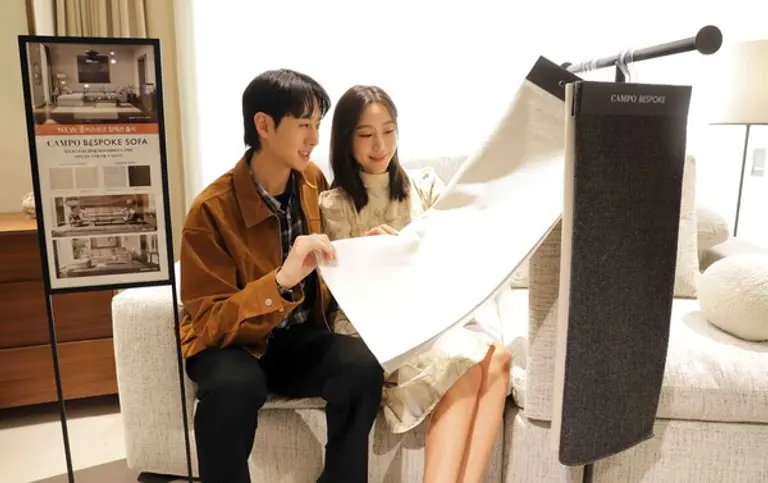 신세계까사가 비스포크 소파를 선보인다.