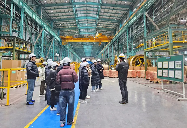 자립준비청년들이 충남 당진의 대한전선 공장을 견학하고 있다. (사진제공=호반그룹)