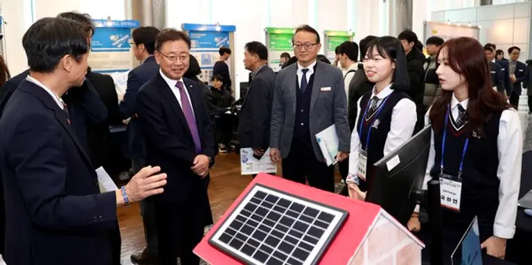 2024 빛가람 에너지밸리 소프트웨어 작품 경진대회 내외빈 관람 모습.