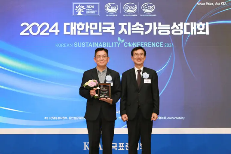 NH투자증권이 ‘2024 대한민국 지속가능성대회’에서 ‘대한민국 지속가능성 보고서상’을 수상했다. 사진 오른쪽부터 NH투자증권 최홍석 ESG추진부 부장, 한국표준협회 문동민 회장.