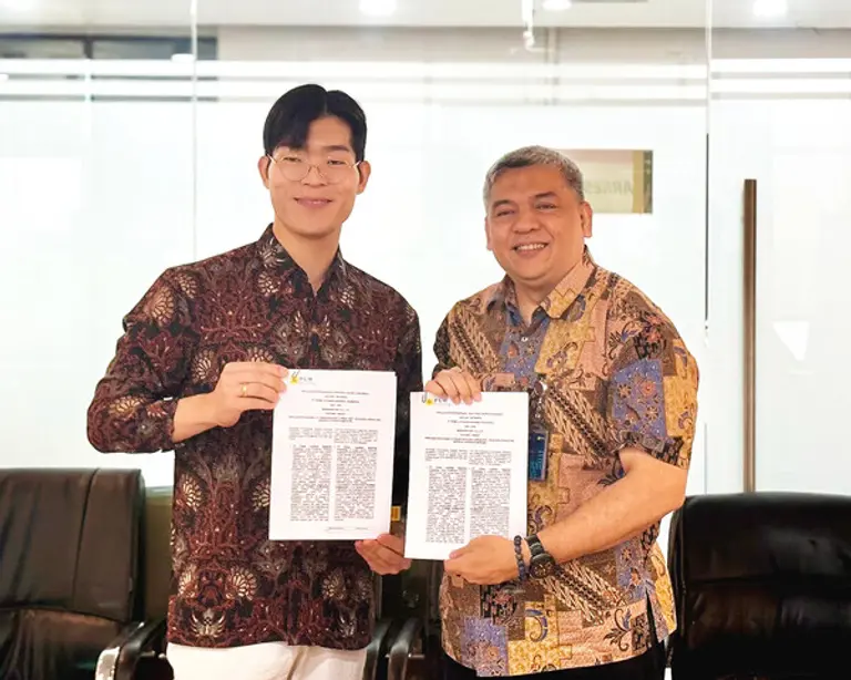  * 자카르타에서 열린 협약식에서 민환기 마인즈그라운드 대표(왼쪽)와 쿠르니아 룸도니(Kurnia Rumdhony) PLN 부사장 (오른쪽). 인도네시아 전통 의상 