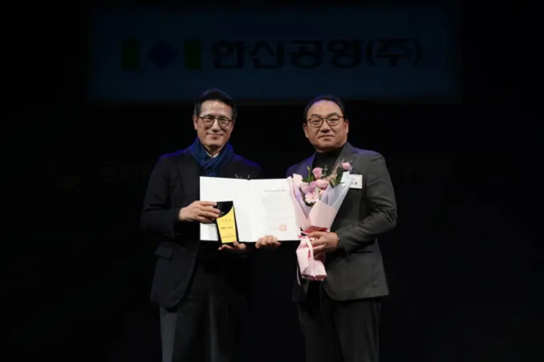 정병국 한국문화예술위원회 위원장(왼쪽)과 김정훈 한신공영 기획담당임원이 문화예술후원 우수기관 신규인증 기념촬영을 하고 있다. (사진=한신공영)