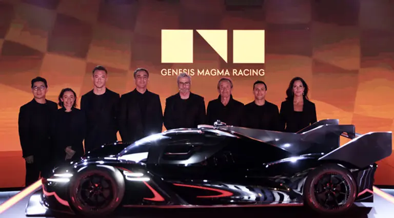 UAE 두바이 아르마니 호텔에서 열린 ‘제네시스 모터스포츠 프리미어’에서 (왼쪽부터) 제네시스사업본부장 송민규 부사장, 제네시스 브랜드 프렌드(친선대사) 바니나 익스, 제네시스 마그마 레이싱 드라이버 안드레 로테러, 현대모터스포츠법인 시릴 아비테불 법인장, 현대차그룹 CDO(글로벌 디자인 본부장) 겸 CCO(최고 크리에이티브 책임자) 루크 동커볼케 사장, 제네시스 브랜드 파트너 재키 익스, 제네시스 마그마 레이싱 드라이버 루이스 펠리페 데라니, 제네시스 북미법인 클라우디아 마르케즈 COO가 GMR-001 하이퍼카 스케일 모델과 기념 사진을 촬영하는 모습