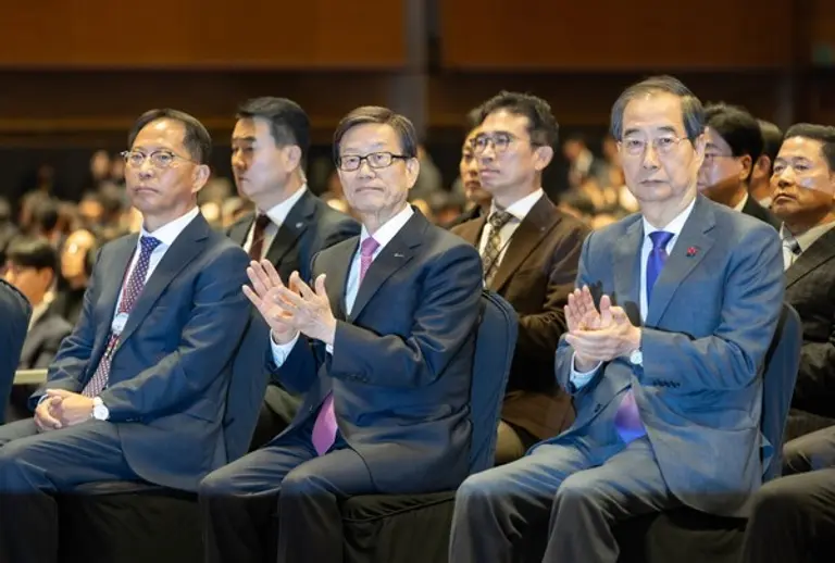 윤진식 한국무역협회장(가운데), 한덕수 국무총리(오른쪽) 