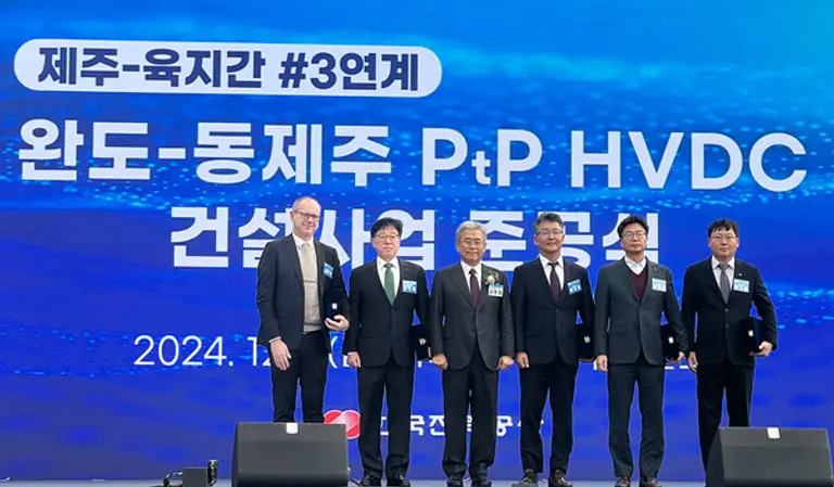 6일 제주시 동제주변환소에서 개최된 ‘완도~제주 간 해저케이블 건설 사업’ 준공식에서 김동철 한국전력 사장(왼쪽 세 번째)과 김형원 LS전선 에너지시공사업본부장(왼쪽 두 번째)이 기념촬영을 하고 있다. (사진제공=LS전선)