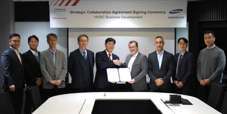 서울시 강남구 삼성동 히타치 에너지 코리아 본사에서 진행된 협약식에서 김성준 삼성물산 P&G영업팀장(부사장)과 알몽드 피네다 히타치 에너지 영업총괄(왼쪽 (왼쪽 다섯 번째부터) 등 양사 주요 관계자들이 기념 촬영을 하고 있다. (사진제공=삼성물산)