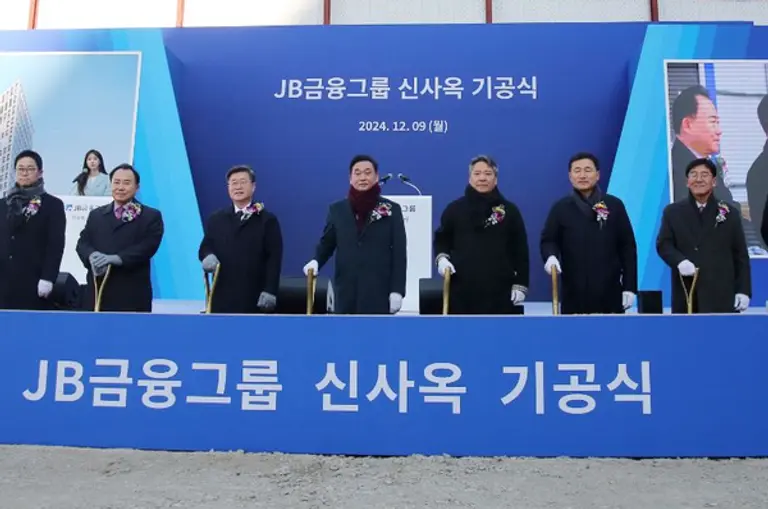 김기홍 JB금융그룹 회장(왼쪽 4번째)이 지난 9일 서울 중구 서소문 신사옥 터에서 첫 삽을 떴다. [출처: JB금융그룹]
