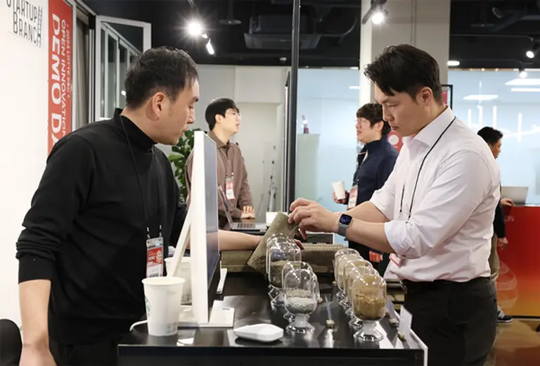 지난 9일 서울 삼성동 코엑스에서 열린 데모데이 행사에서 스타트업 대표가 기술을 설명하고 있다. (사진제공=롯데건설)