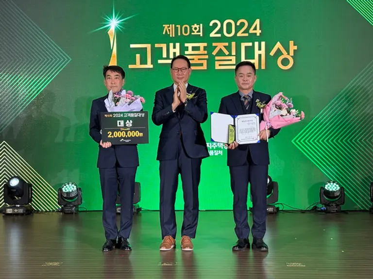 태영건설이 LH 2024 고객품질대상을 수상했다. 태영건설 이태성 소장, LH 정운섭 스마트건설본부장, 태영건설 박상준 현장관리본부장(왼쪽부터) (사진제공=태영건설) 
