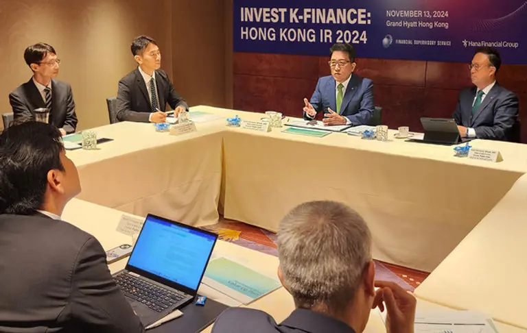 하나금융그룹은 지난 11월 13일 금융권 공동 홍콩 IR에 앞서 글로벌 대형 자산운용사와 개별 미팅을 진행했다. 함영주 하나금융 회장(뒷줄 오른쪽 두 번째)은 그룹의 밸류업 계획 이행을 발표하는 시간을 가졌다. 이복현 금융감독원장(뒷줄 왼쪽 두 번째)도 함께 참석해 K-금융 밸류업을 위한 금융당국의 규제 선진화 노력을 설명했다. [출처: 하나금융그룹]