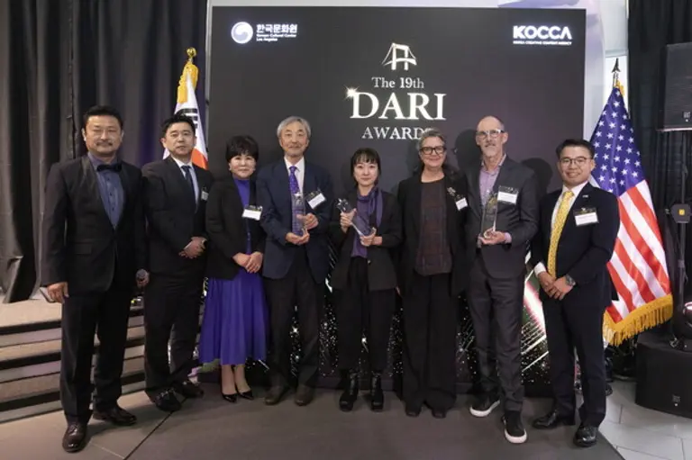  * 한국 콘텐츠의 미국 시장 확산에 기여한 개인과 기업을 선정해 상을 주는 ‘제19회 다리 어워드 (Dari Awards)’가 현지 시간 10일 밤 LA 코리아센터에서 열렸다. 사진은 수상자들과 다리 어워드 측 관계자들의 모습. 사진=참컴 USA