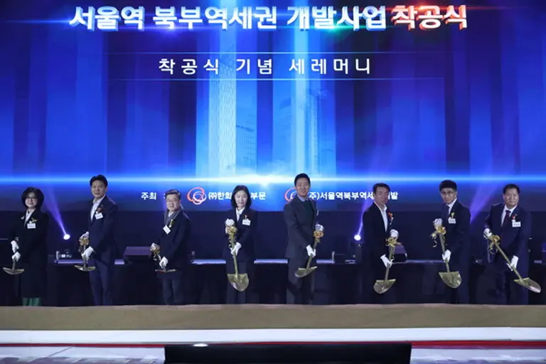 오세훈 서울시장과 김승모 한화 건설부문 대표이사 등 주요 내빈들이 시삽식을 하고 있다. (사진제공=한화 건설부문)