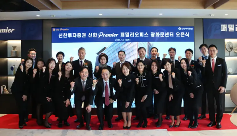 12일 신한투자증권 신한 프리미어 패밀리오피스 광화문센터에서 신한투자증권 고객 대표, 정용욱 자산관리총괄대표, 김승일 노동조합위원장, 이정민 광화문센터장 및 임직원이 오픈식 행사를 기념해 사진 촬영을 하고 있다. 