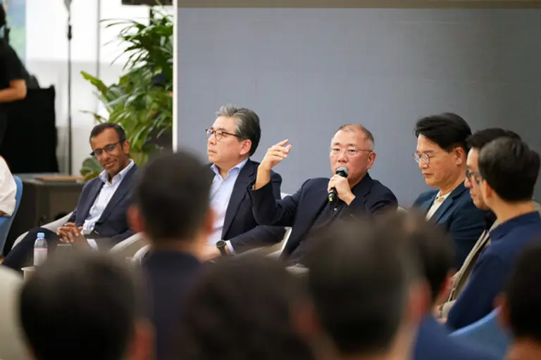 HMGICS 직원들의 질문에 답하고 있는 정의선 회장.