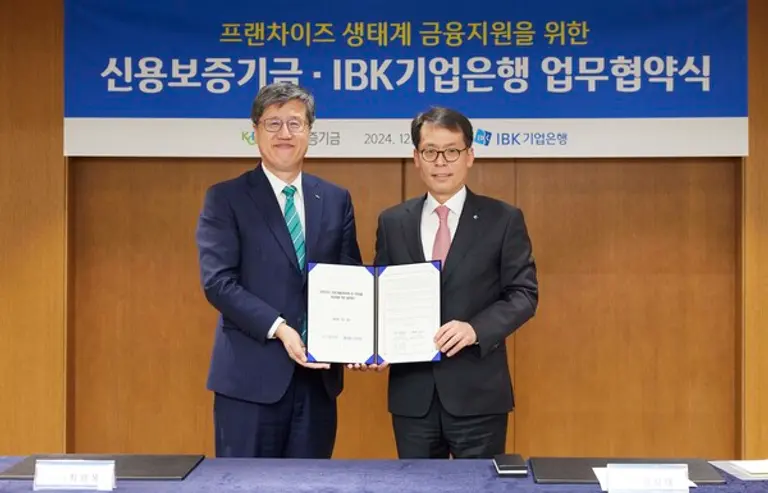 지난 13일 서울 중구 을지로 기업은행 본점에서 열린 업무협약식에서 김성태 IBK기업은행장(오른쪽)과 최원목 신용보증기금 이사장이 기념촬영을 하고 있다. [출처: IBK기업은행]