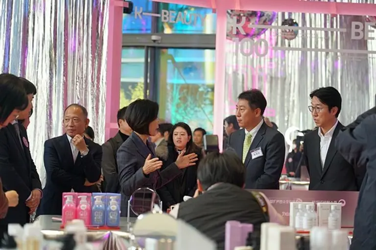 오영주 중소벤처기업부 장관(오른쪽 세 번째)과 이정욱 신세계디에프 상품본부장 전무(맨 오른쪽)가 K-뷰티존을 둘러보고 있다.
