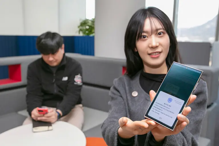 모델이 스미싱 지킴이 서비스를 소개하고 있다. (제공 KT)