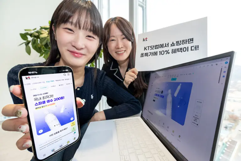 모델들이 KT닷컴 핫딜 리뉴얼 이벤트를 소개하는 모습. (제공 KT)